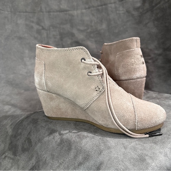 TOMS Desert Wedge Boot Taupe Suede Lace Up Hidden Heel 8.5 Coastal Cowgirl - Picture 9 of 13